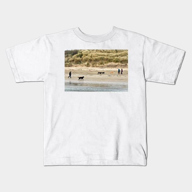 Four Dogs: Dog walkers on the beach - Beadnell, Northumberland, UK Kids T-Shirt by richflintphoto